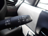 オートライト機能が装備されており暗い場所に入ると車両が検知しライトのON・OFFを自動的に切り替えてくれますので非常に便利な装備です♪