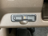 ハンドルの左下にETCがついています。高速道路の料金所の通過も楽々です。 カードの取り出しもしやすい場所についています。