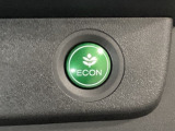 ECON モードをON にするとアクセルペダルの動きに対するエンジンの反応とエアコンの制御を切り換えることで、燃費のいい運転をするドライバーがペダルを踏んだ時と同じようにエンジンを制御します。
