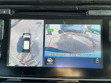 上空から見下ろしているかのような映像をディスプレイに映し出し、スムースな駐車をサポートします。画面は「トップビュー」のほか「サイドブラインドビュー」への切り換えが可能。ますます安心です