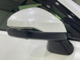 【ドアミラーウインカー】スタイリッシュな外観をさらに引き締めるLEDドアミラーウインカー。対向車や歩行者、バイクからの視認性も高く、右左折時の安全性を大幅に高めてくれます。