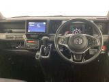 車内は光触媒抗菌消臭施工済です。インパネ周りはスタイリッシュなデザインで機能や装備も充実しています。グローブボックスやカップホルダーのほかにトレーなどたくさんの収納スペースが付いています。