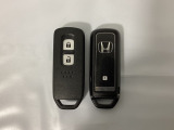 スマートキーを装備しています。鍵を差し込むことなくドアロックの開け閉めと、スタートボタン操作でのエンジンスタートができます。スペアキーも同じものを用意しております。