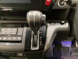 CVT車のセレクトレバーです。低速から高速まで、変速ショックのないスムーズな走りを実現するとともに、エンジン効率のよい領域を維持することで燃費にも貢献します。