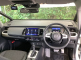 ご覧のように、視界が広く運転しやすいように設計されています。また、フルオートエアコンで快適です。