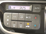 【オートエアコン】一度お好みの温度に設定すれば、車内の温度を検知し風量や温度を自動で調整。暑い&hellip;寒い&hellip;と何度もスイッチ操作をする必要はありません。快適な車内空間には必須の機能ですね♪