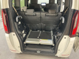 もちろん車いすでお乗りになる方のスペースもしっかり確保。倒した後席が床になるので足元スペースにゆとりが生まれます。