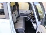 操作性に優れた運転席となります!小物入れや各ボタンの配置にこだわり、使いやすいです!座り心地もよく視認性も良好なのでロングドライブもお任せ下さい!
