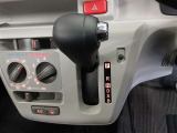 操作しやすく、車内空間を広く使えるインパネシフトを採用しています