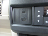 便利な充電用USBジャックも付いています。