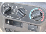 マニュアルエアコンのお車です!直感的な操作で車内の温度を調節することができます!