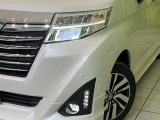 【LEDヘッドライト】悪天候や夜間走行時も良好な視界を確保し安心して運転できる高輝度LEDヘッドライトを装備!点灯速度が早く、消費電力も抑えられています。