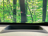 【ヘッドアップディスプレイ】現在の速度や走行情報をデジタル表示で運転席前方のガラスに投影!運転中、目線をずらさず必要な情報を確認できるのでとっても便利で安心!