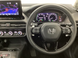 【ハンドル】運転にかかわる様々な操作を安全に行えるように視点移動が少なく操作性に配慮されたスイッチ類が凝縮されたコックピットです。
