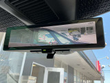インテリジェントルームミラーです。人や物で視界が遮られてても、車体後部のカメラ映像に切り替えることにより、クリアな後方視界を実現しています。