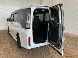 【わくわくゲート】後ろのドアをヨコに開ければ、車の後ろに余裕の無い駐車場でも荷物の積みおろしがラクラクです!3列目シートから乗り降りする時にも便利ですよ♪