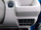【プッシュスタート】キーが車内にあれば、エンジンの始動・停止はブレーキを踏んでスイッチを押すだけ!キーを取り出す手間を省き、ワンプッシュで操作するので簡単でスムーズ!