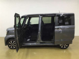開口部が広く、乗り降りのしやすいお車です