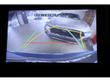 バックカメラ装備。運転席からは死角になる場所をカメラが補完しますので安全です。また、ガイド線が曲がる方向に動くタイプなので、初めての駐車場に止めるときや縦列駐車などの時に便利です