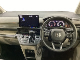 車内は光触媒抗菌消臭施工済です。スタイリッシュなデザインでスポーティなインパネ周りを演出します。グローブボックスやカップホルダーのほかにトレーなどたくさんの収納スペースが付いています。