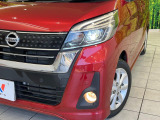 【LEDヘッドライト】悪天候や夜間走行時も良好な視界を確保し安心して運転できる高輝度LEDヘッドライトを装備!点灯速度が早く、消費電力も抑えられています。
