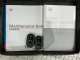 スマートキーは鍵をバッグに入れたままでもドアロックの開閉やエンジンのON・OFFができます。夜間や雨の日も鍵を探さなくて良いので便利です。