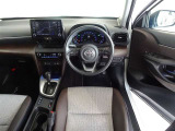 革巻きステアリングで快適な操作性の運転席です。