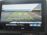【リアカメラ】リバースに入れるだけで後方の映像が映ります。安全確認や、狭い駐車場での車庫入れ、雨の日や夜間など視界の悪い時に便利です。安全にバックする為には欠かせない装備です。