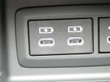 充電用USB端子付き。スマートフォンなどの充電に便利です。