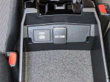 スマートフォンやお手持ちの機器のバッテリー残量が少なくなっても、運転中に充電ができるので安心ですね!