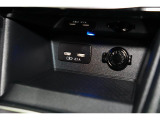 小物の収納に便利なセンタートレイには携帯等のデバイスの充電可能なUSB出力電源付です。