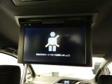 【後席モニター】ファミリーユーザーさんに人気(#^_^#)後席用モニター装備済です!後席のお子様のお気に入りのDVDを映しておけば、渋滞中もご機嫌です!もちろん、TV画面も表示OK♪