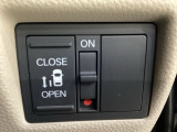 左側電動スライドドアは運転席からでも操作ができるように、ハンドル付近に開閉の操作スイッチが付いています。