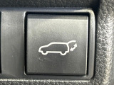 【パワーバックドア】スマートキーや運転席のボタンを押すだけでリアゲートが自動で開閉します!荷物を持っている時や、高い位置にあるバックドアを閉める際に便利な機能です♪
