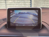 カラーで後方映像をモニターに映し出してくれるので、ショッピングモールのような狭い駐車場であったとしても障害物を見つけ、楽々駐車することができますね。