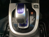 ハイブリッド専用セレクトレバーです。シフトチェンジを電子信号で送信するセレクトレバーを採用していますので、軽快でスマートな操作を楽しめます。