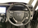 ハンドルにHondaセンシング系のクルーズコントロールやレーンキープアシストなどのスイッチと、オーディオの操作スイッチが装備されています。ハンドルから手を離さず安全に操作できます。