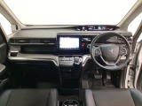 車内は光触媒抗菌消臭施工済です。スタイリッシュなデザインでスポーティなインパネ周りを演出します。グローブボックスやカップホルダーのほかにトレーなどたくさんの収納スペースが付いています。