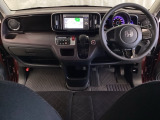 車内は光触媒抗菌消臭施工済です。スタイリッシュなデザインでスポーティなインパネ周りを演出します。グローブボックスやカップホルダーのほかにトレーなどたくさんの収納スペースが付いています。