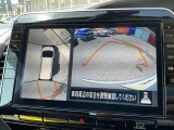 上空から見下ろしているかのような映像をディスプレイに映し出し、スムースな駐車をサポートします。画面は「トップビュー」のほか「サイドブラインドビュー」への切り換えが可能。ますます安心です