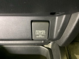 アクセサリーソケットはUSBのアダプターなどをつければ、スマホの充電にも使えます。周辺には物が置けるボックスがついています。