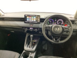 車内は光触媒抗菌消臭施工済です。インパネ周りはスタイリッシュなデザインで機能や装備も充実しています。グローブボックスやカップホルダーのほかにトレーなどたくさんの収納スペースが付いています。