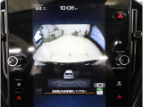 ■リヤビューカメラの映像です。ステアリング連動ガイドラインが、後退時の予想進路を表示し、運転のサポートを致します。