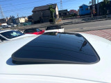 【ムーンルーフ】開放感たっぷりの希少装備、ムーンルーフが装着されています!車内に明かりを取り入れたり景色を楽しむ以外にも、車内の空気も簡単に換気できて快適です!