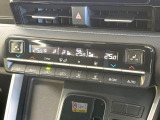 【オートエアコン】一度お好みの温度に設定すれば、車内の温度を検知し風量や温度を自動で調整。暑い&hellip;寒い&hellip;と何度もスイッチ操作をする必要はありません。快適な車内空間には必須の機能ですね♪