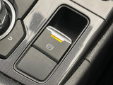 【電動パーキングブレーキ】パーキングブレーキは便利な電動式!ボタン一つで操作でき、アクセルを踏めば自動で解除されます♪レバーやペダルが無いので運転席廻りもすっきりしますね♪