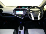 シンプルで見やすいデザイン、運転に集中できる快適な空間です。