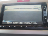 【リアカメラ】リバースに入れるだけで後方の映像が映ります。安全確認や、狭い駐車場での車庫入れ、雨の日や夜間など視界の悪い時に便利です。安全にバックする為には欠かせない装備です。