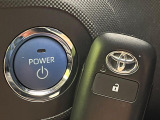 【スマートキー】カバンやポケットに入れたままでもドアの施錠・解錠が可能なスマートキーを装備。エンジンのオン・オフ時もカギを取り出す必要が無いからとっても便利です♪