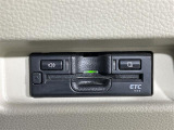 【ETC】有料道路を利用する際に料金所で停止することなく通過できる、ETC車載器(ノンストップ自動料金収受システム機器)が装備されています。セットアップを行うことで利用可能になります。